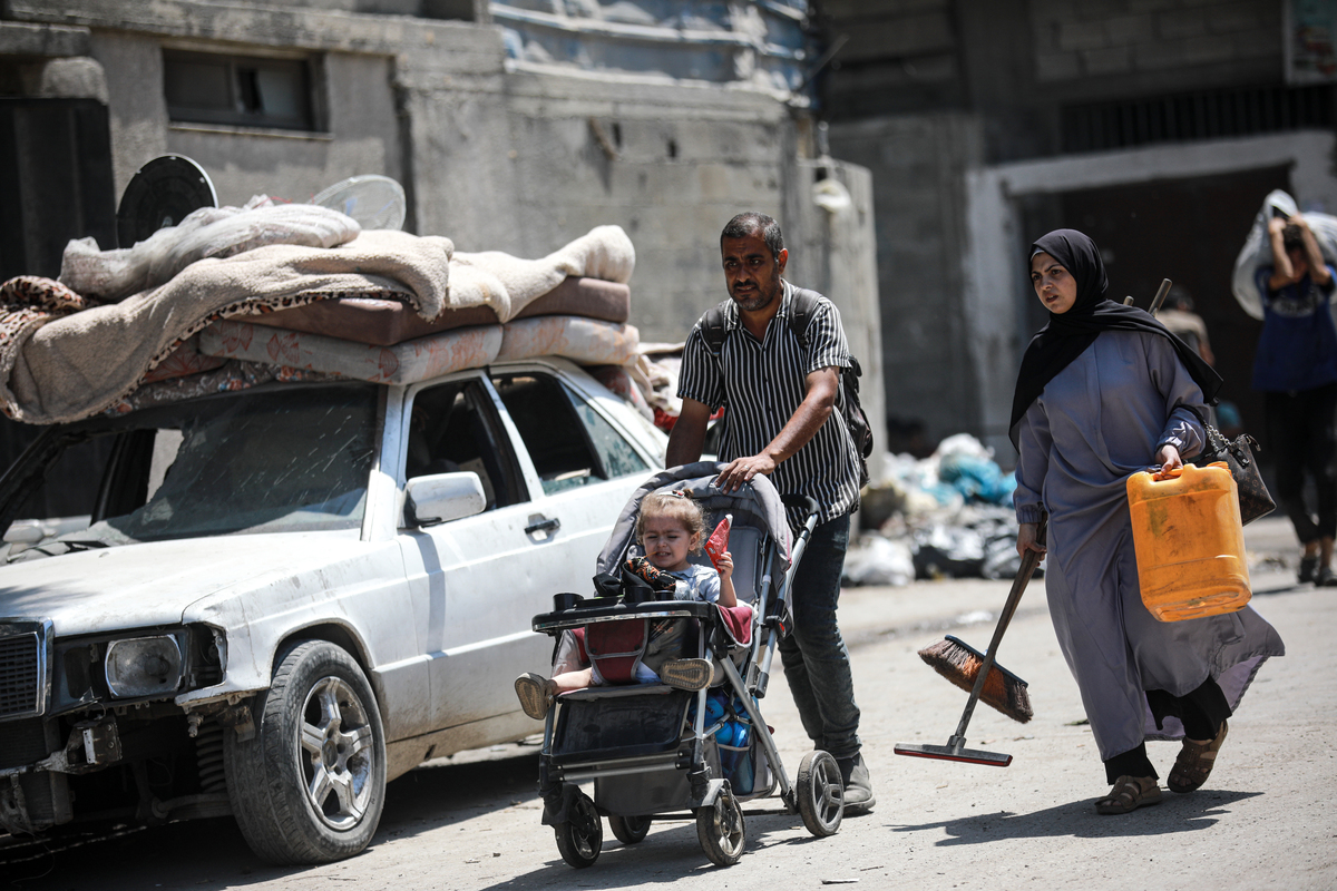 Palestinian residents of the area flee with their belongings they could carry to areas they believed to be safe following attacks by the Israeli army on northern Gaza, on August 22, 2025. [Abdalhkem Abu Riash - Anadolu Agency]