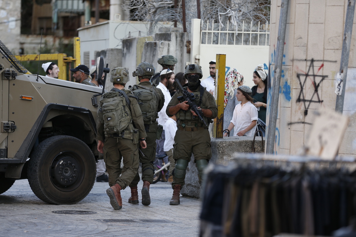 Israeli forces take security measures as Jewish settlers under Israeli protection raid on Old City in Hebron, West Bank on August 23, 2025. [Wisam Hashlamoun - Anadolu Agency]