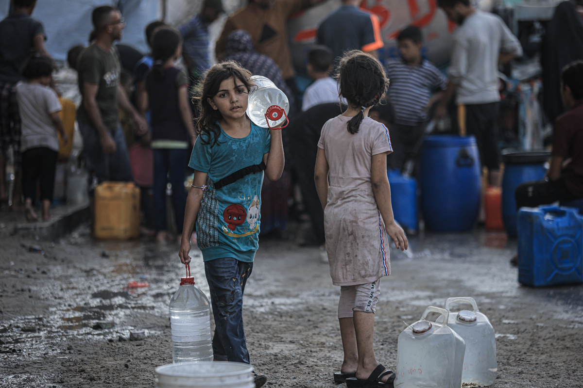 Palestinians try to meet their daily water needs with clean water, distributed by tankers, as Israeli attacks deepen the humanitarian crisis in the en-Nasr neighborhood of Gaza City, Gaza on August 25, 2025. [Ahmed Jihad Ibrahim Al-arini - Anadolu Agency]