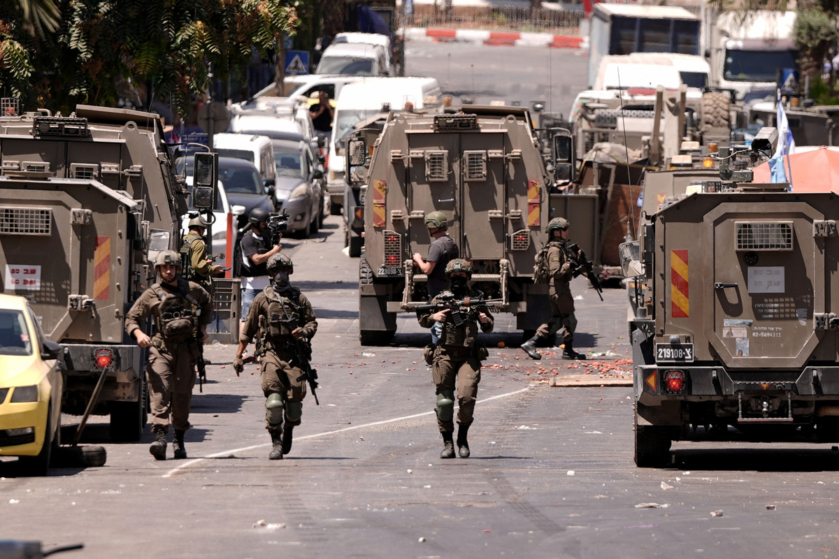 Military reinforcements are deployed as Israeli soldiers carry out raid in Ramallah, West Bank on August 26, 2025. [Issam Rimawi - Anadolu Agency]