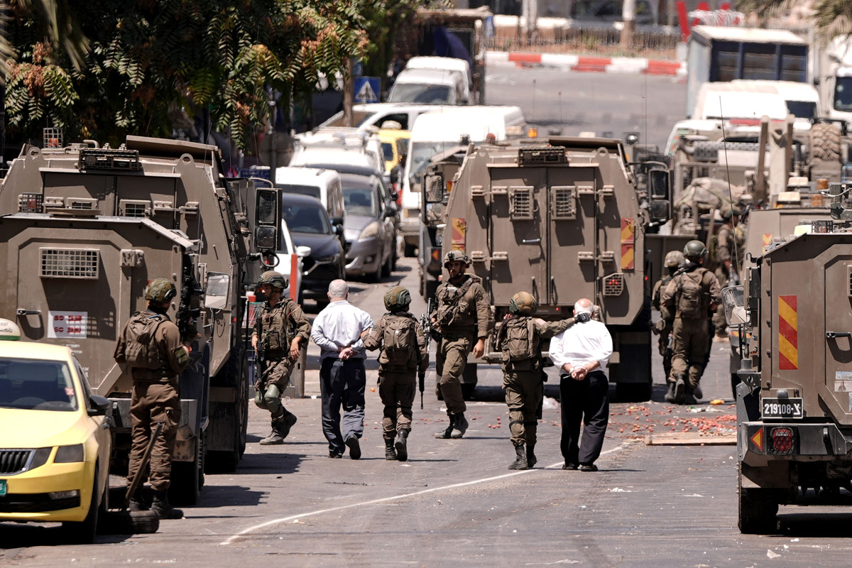 Military reinforcements are deployed as Israeli soldiers carry out raid in Ramallah, West Bank on August 26, 2025. [Issam Rimawi - Anadolu Agency]
