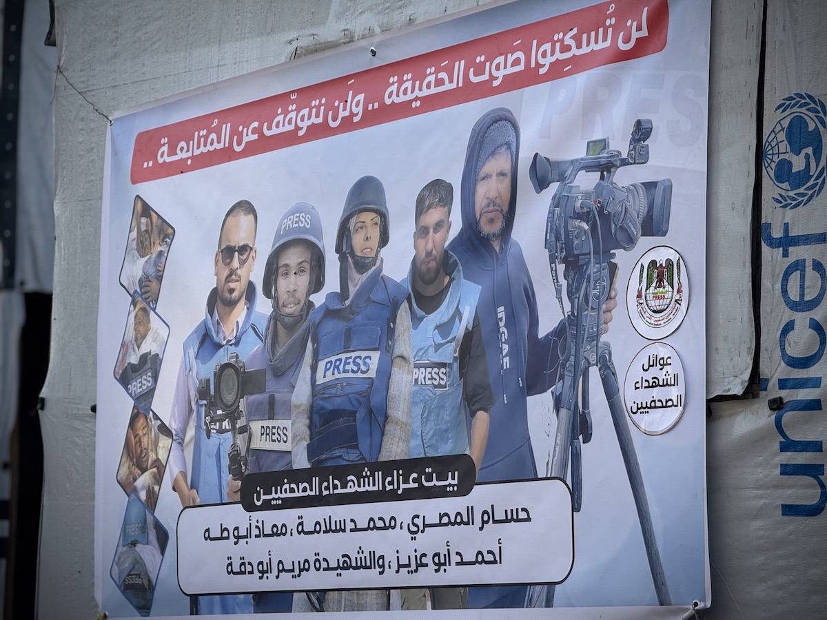 A condolence tent is set up in the courtyard of Nasser Hospital for journalists killed in an attack by Israeli forces in Khan Yunis, Gaza on August 26, 2025. [Abdallah F.s. Alattar - Anadolu Agency]