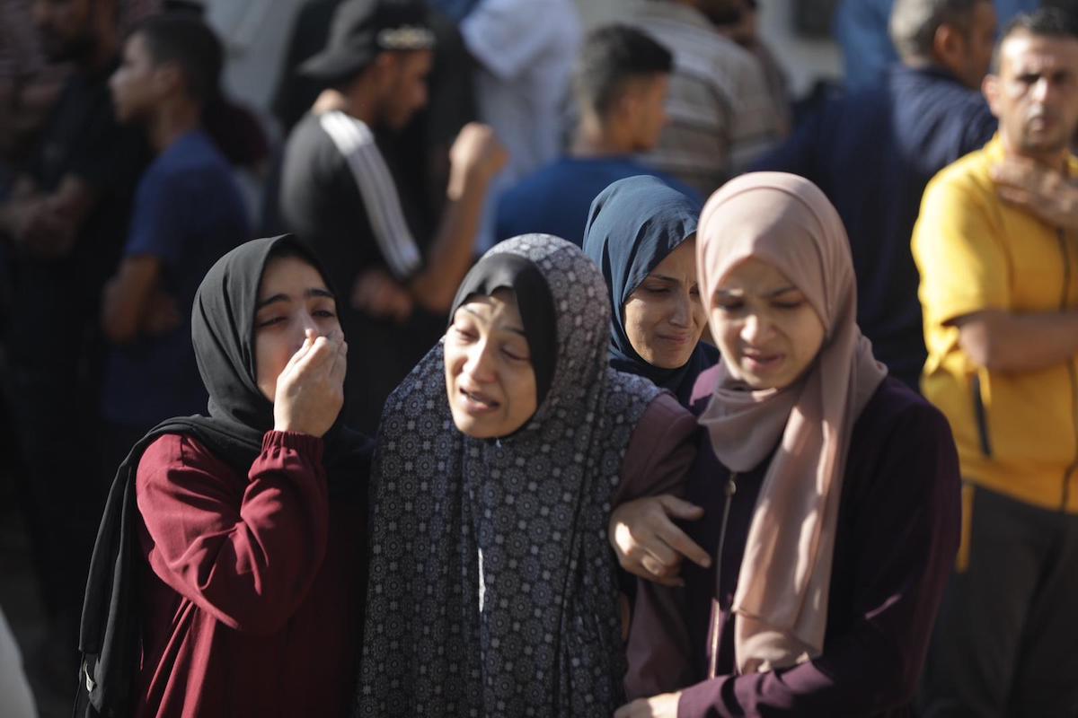 تشییع جنازه برای ده ها فلسطینی کشته شده توسط نیروهای اسرائیلی در نوار غزه ، از جمله غیرنظامیان که منتظر کمک های بشردوستانه و امنیت بودند که برای محافظت از توزیع کمک ها ، در 2 اوت 2025 (Mohammed Esad/Middle Monitor))
