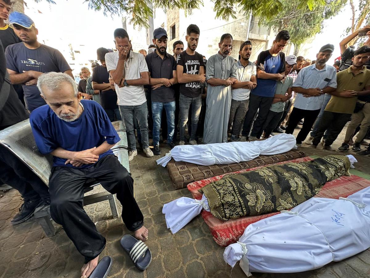 مراسم تشییع جنازه برای ده ها فلسطینی کشته شده توسط نیروهای اسرائیلی در نوار غزه ، از جمله غیرنظامیان که منتظر کمک های بشردوستانه و پرسنل امنیتی بودند که برای محافظت از توزیع کمک ها ، در 2 اوت 2025 (Mohammed ESAD/Middle Monitor