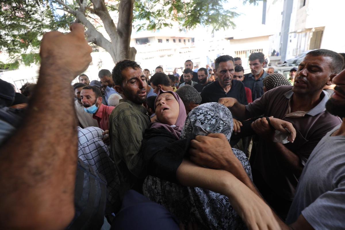 مراسم تشییع جنازه 20 فلسطینی در بیمارستان الشفا ، به دنبال حمله اسرائیلی های اخیر در نوار غزه شمالی ، در 16 اوت 2025 (Moahmmed Asad/Mitner Monitor)