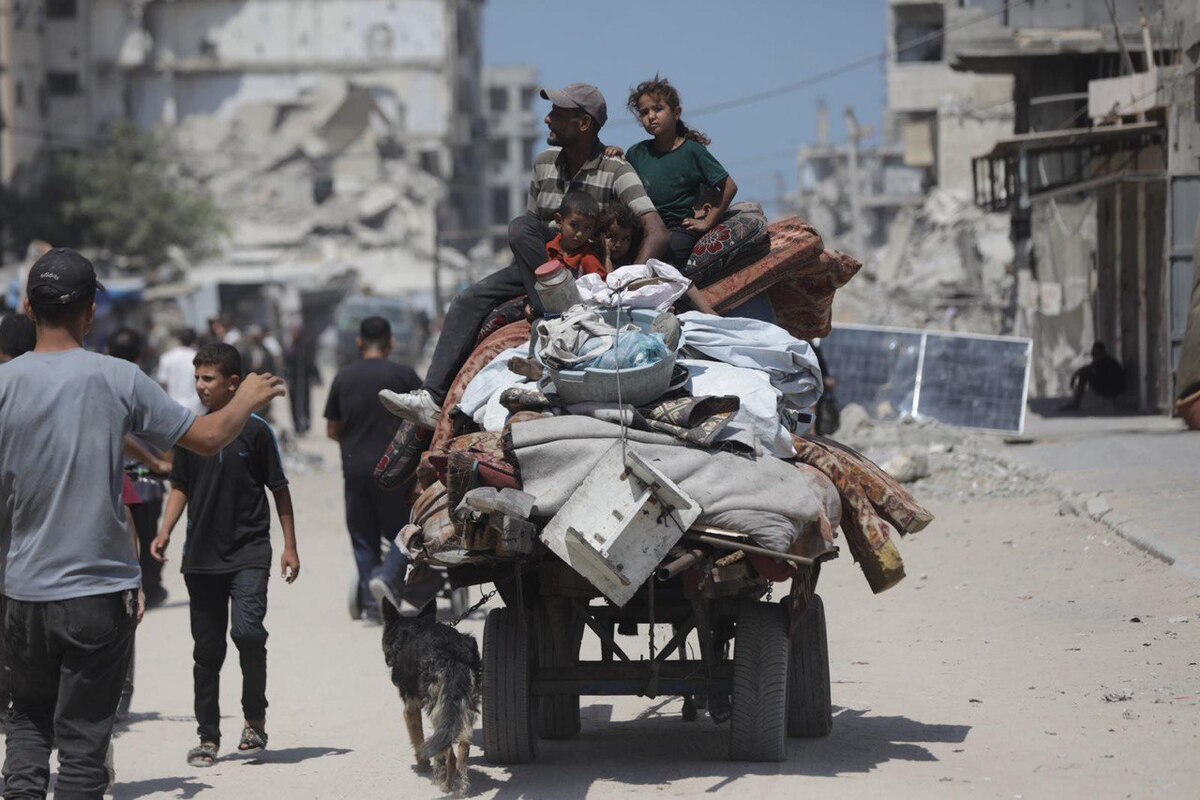Bombing of a residential block and destruction of housing units in the northern part of the Strip has led to a wave of displacement of residents towards the north of Gaza City under difficult conditions. [Mohammed Asad/Middle East Monitor]