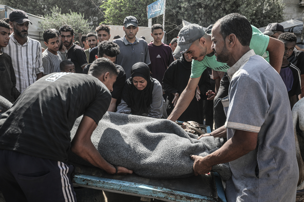 Palestinians carry the body of a victim to Al-Awda Hospital in Nuseirat Refugee Camp after Israeli forces opened fire on civilians waiting for aid along the Netzarim Corridor in the Gaza Strip on September 2, 2025.[ Moiz Salhi - Anadolu Agency]