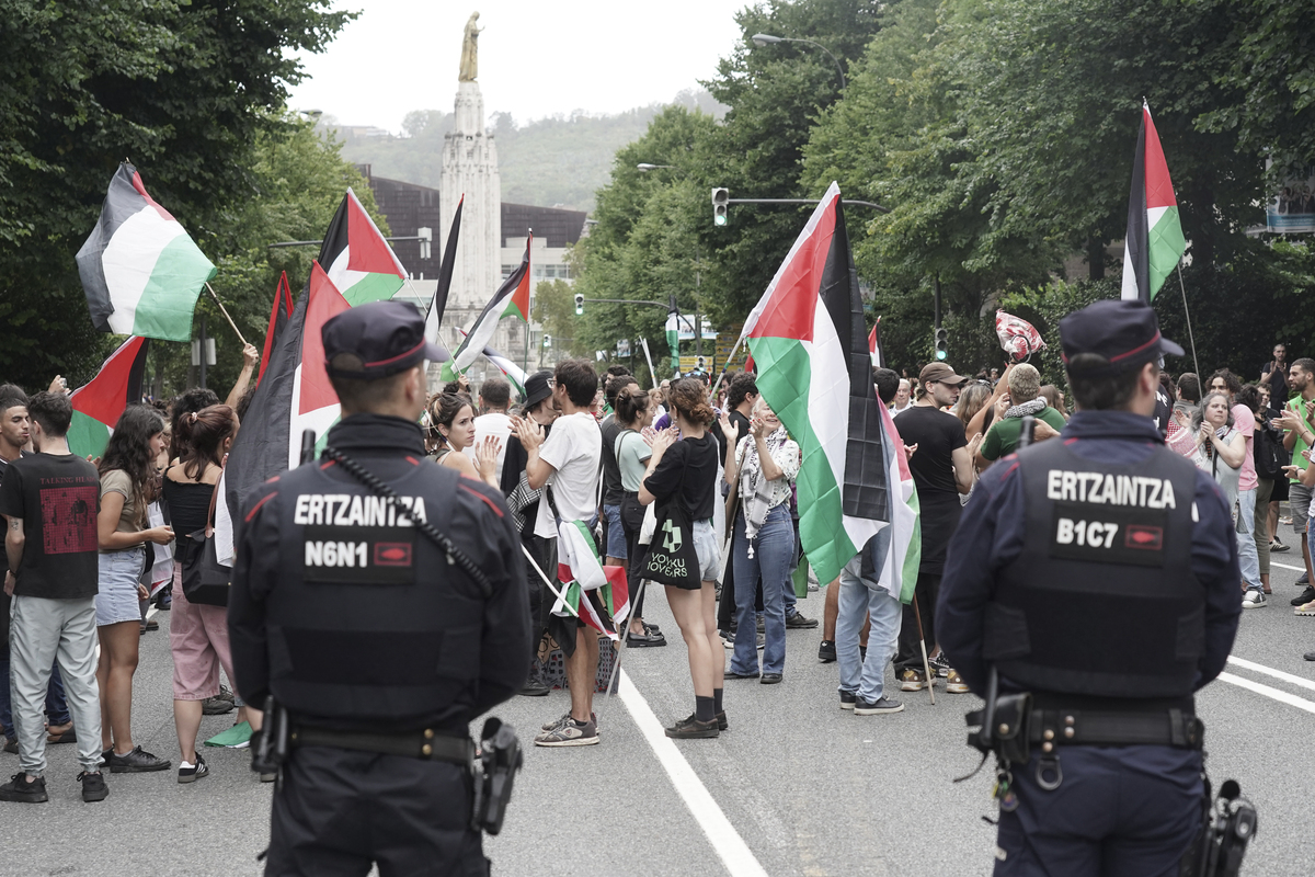Israeli cycling team removes country’s name from jerseys amid protests in Spain