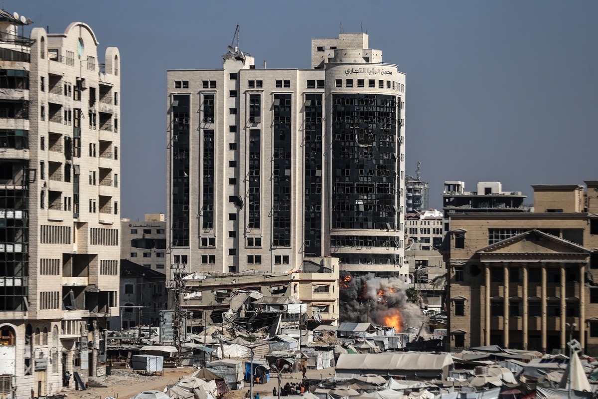 Israeli airstrike hits Al-Roya Tower in Gaza City – Middle East Monitor