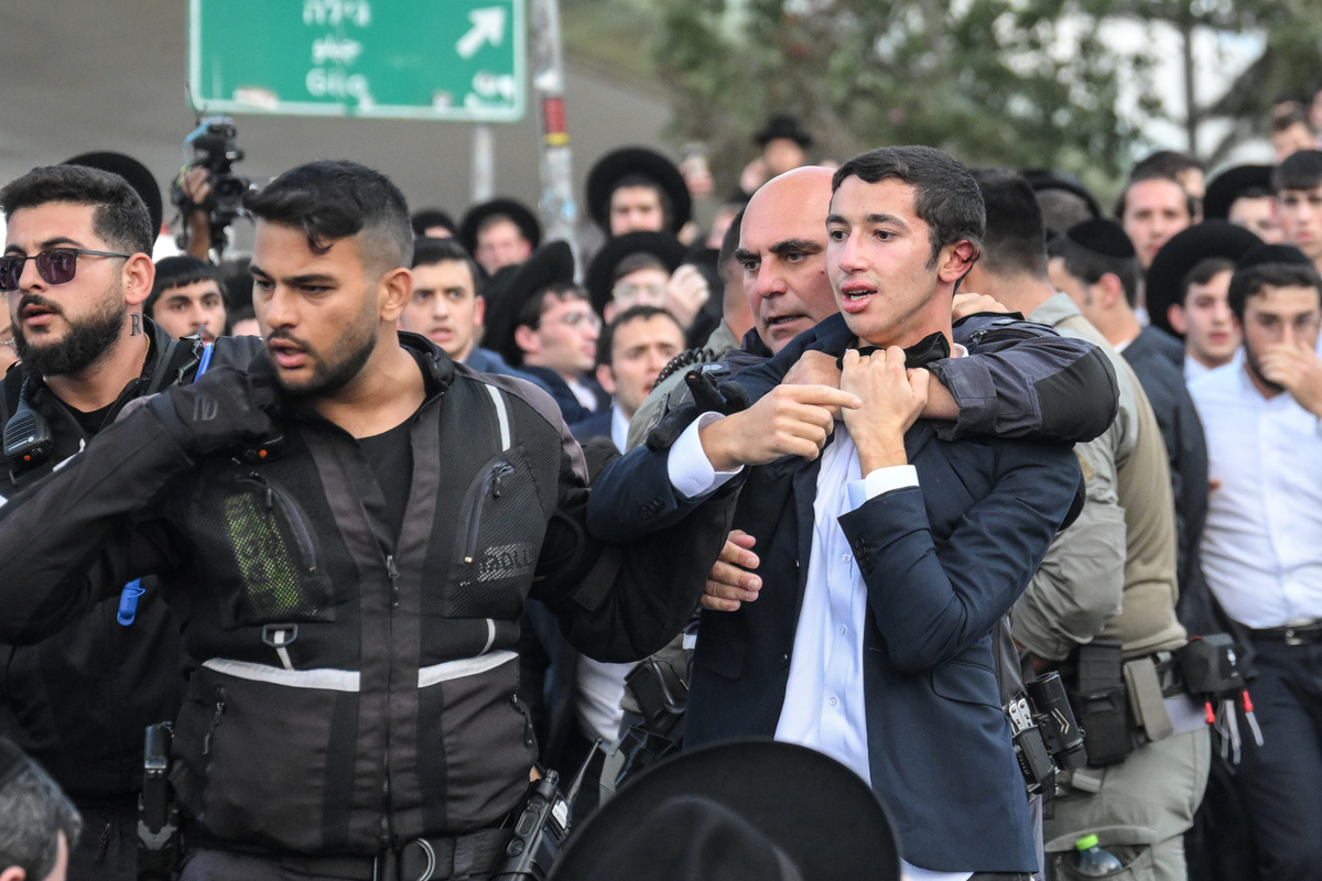 Jewish Block Ultra-Orthodox Jews block road to protest Israel’s mandatory military ...