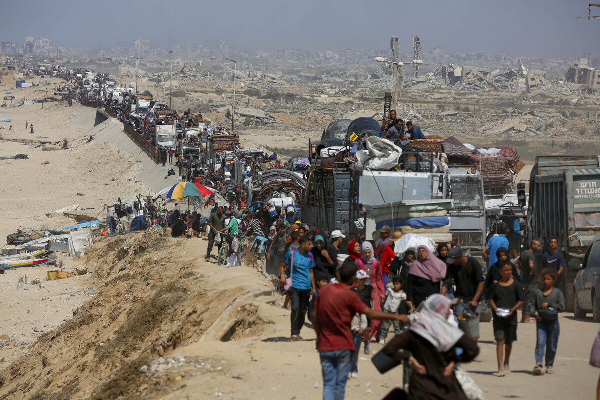 Palestinians, including children, in Gaza city, where the Israeli army launched ground attacks following airstrikes, are migrating towards the southern regions through Al-Rashid Street with whatever belongings they can take with them in Gaza City, Gaza on September 19, 2025. [Mohammed Nassar - Anadolu Agency]