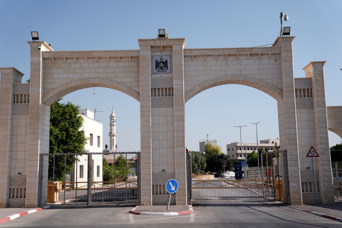 Palestinians say main West Bank-Jordan crossing to reopen Friday