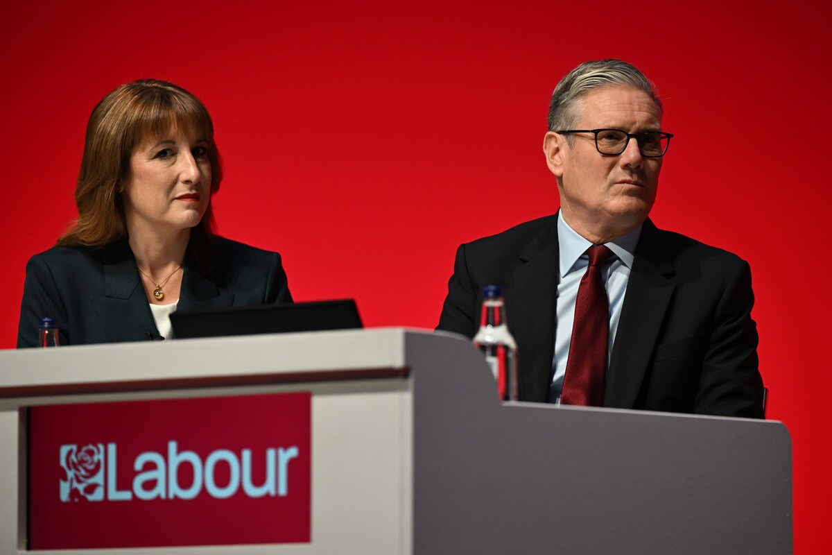 UK Prime Minister Keir Starmer (R) attends the Labour Party Conference 2025 at the ACC Liverpool Convention Centre in Liverpool, United Kingdom, on September 29, 2025. [Raşid Necati Aslım - Anadolu Agency]