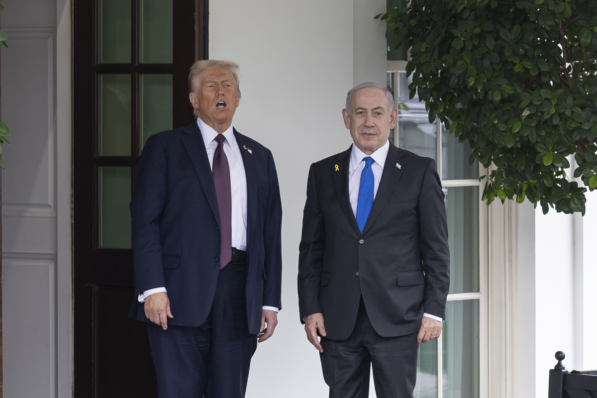 US President Donald Trump (L) meets with Israeli Prime Minister Benjamin Netanyahu (R) at the White House in Washington DC, United States on September 29, 2025. [Mehmet Eser - Anadolu Agency]
