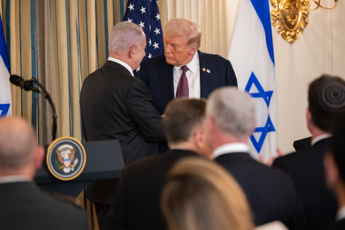 President Donald Trump shakes hands with Israeli Prime Minister Benjamin Netanyahu in the State Dining Room of the White House following a press conference in Washington, DC on September 29, 2025. [Stringer - Anadolu Agency]