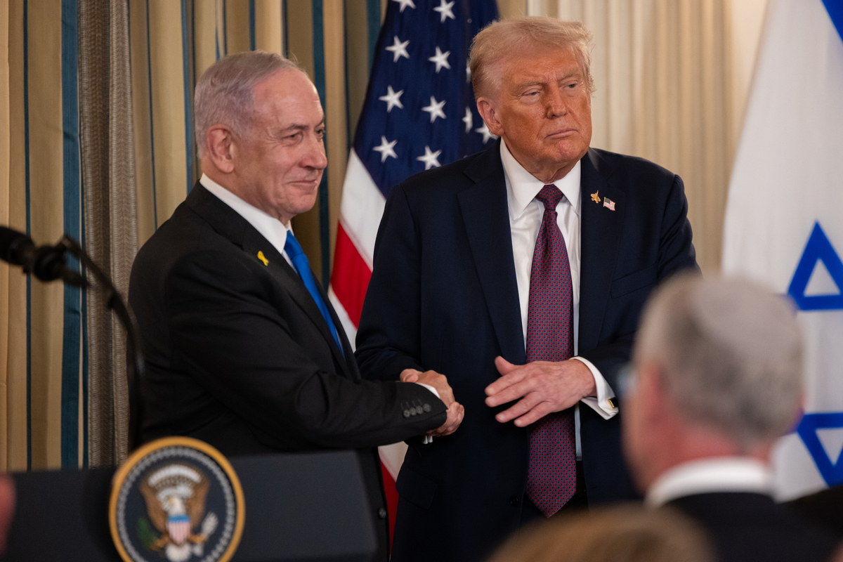 President Donald Trump shakes hands with Israeli Prime Minister Benjamin Netanyahu in the State Dining Room of the White House following a press conference in Washington, DC on September 29, 2025. [Stringer - Anadolu Agency]