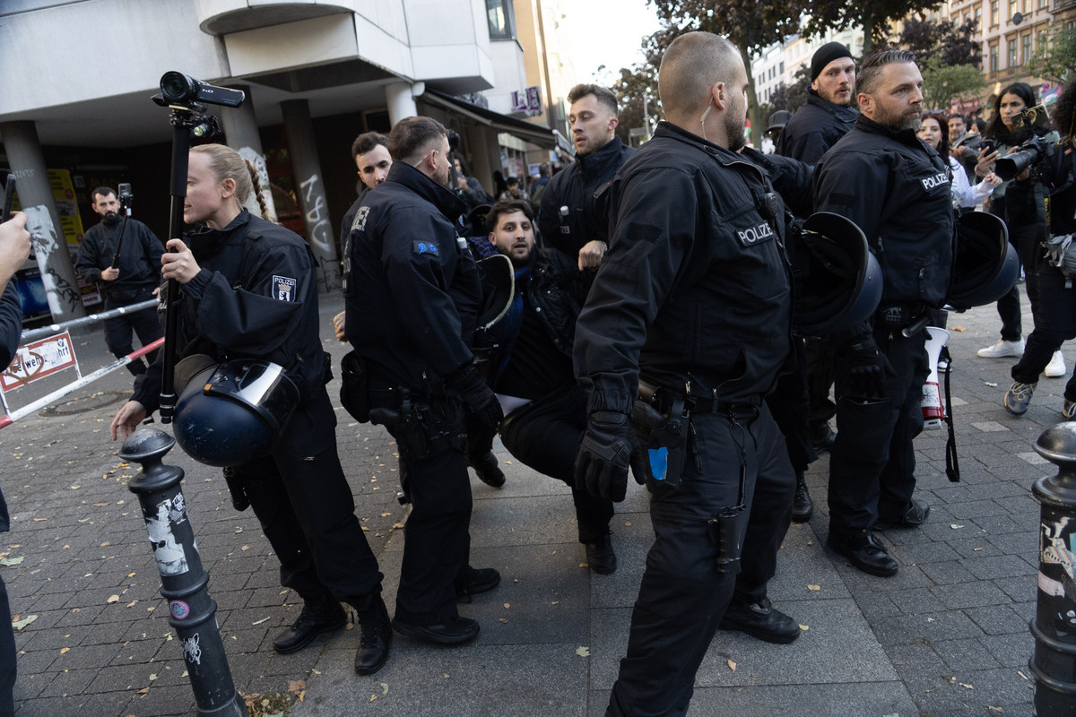 Police take a protester into custody during the pro-Palestinian demonstration called "United for Liberation" near Moritzplatz metro station in Berlin, Germany on September 27, 2025. [İlkin Eskipehlivan - Anadolu Agency]