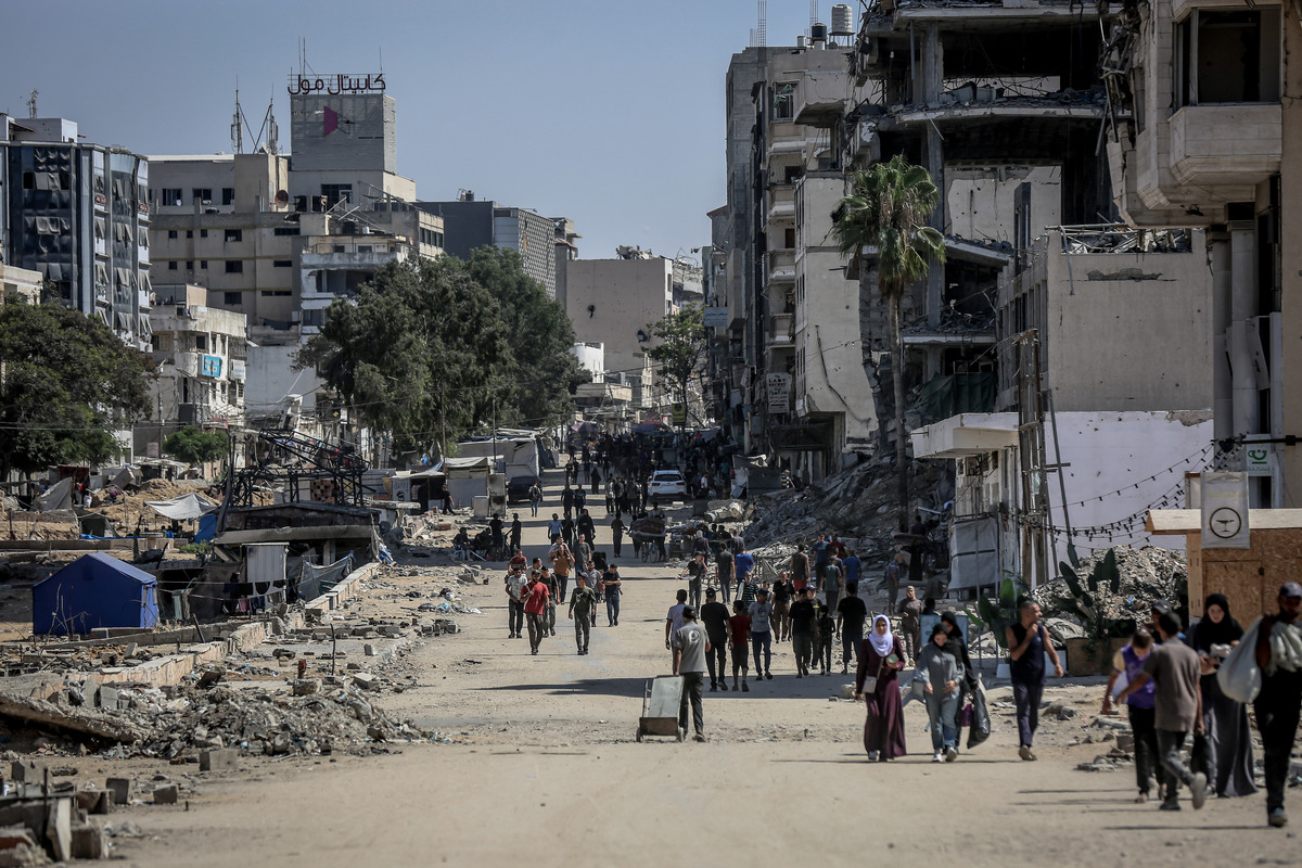 Palestinians continue to flee from destroyed areas following the Israeli attacks on Gaza City, Gaza on October 2, 2025. [Saeed M. M. T. Jaras - Anadolu Agency]