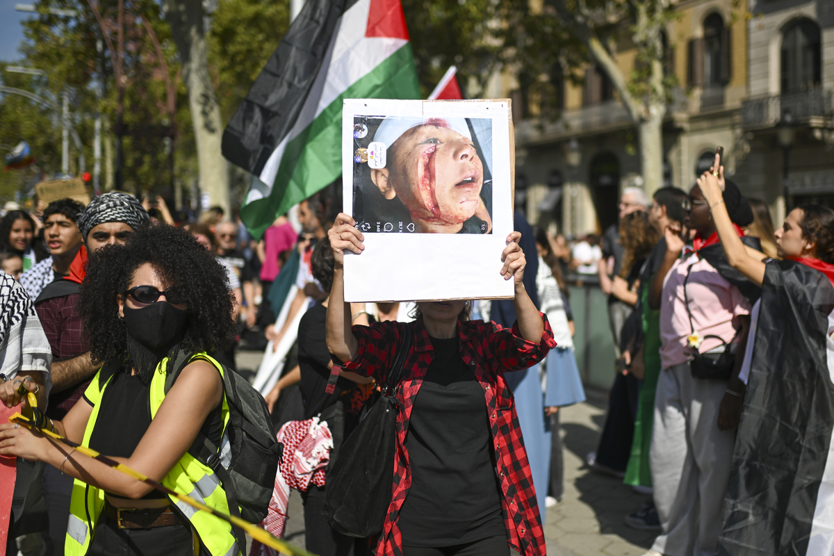 People marched through central Barcelona on Saturday in solidarity with Gaza, calling for an end to the arms trade and all relations with Israel on October 04, 2025. [Lorena Sopena - Anadolu Agency]