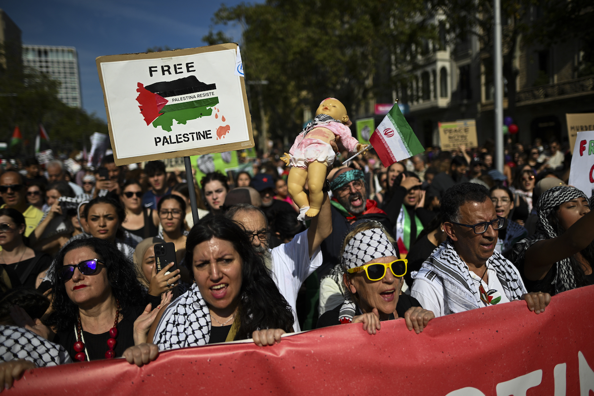 People marched through central Barcelona on Saturday in solidarity with Gaza, calling for an end to the arms trade and all relations with Israel on October 04, 2025. [Lorena Sopena - Anadolu Agency]