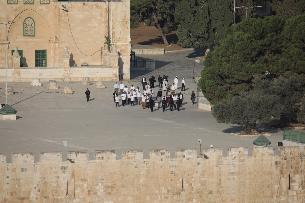 Fanatical Jewish settlers, who are under the protection of Israeli police, storm Al-Aqsa Mosque during third day of the Sukkot holiday in East Jerusalem, on October 09, 2025. [Gazi Samad - Anadolu Agency]