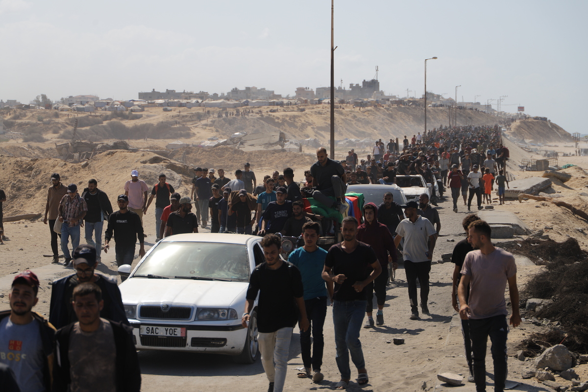 Palestinians move north through al-Rashid Street after Gaza ceasefire ...