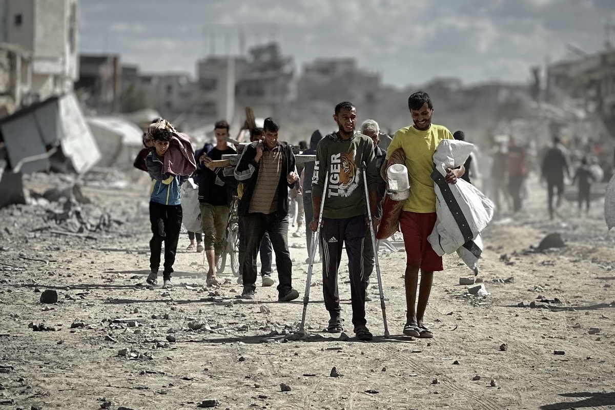 Palestinians begin to return their homes damaged and destroyed homes following the Israel announcement on Friday that the ceasefire agreement came into effect at noon, in Khan Yunis, Gaza on October 10, 2025. [Doaa Albaz - Anadolu Agency]