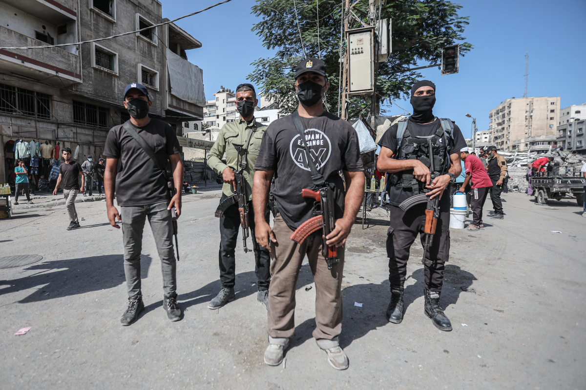 Palestinian police resume their duties to maintain security and regulate traffic across Gaza City, Gaza, following the ceasefire, on October 11, 2025. [Hamza Z. H. Qraiqea - Anadolu Agency]