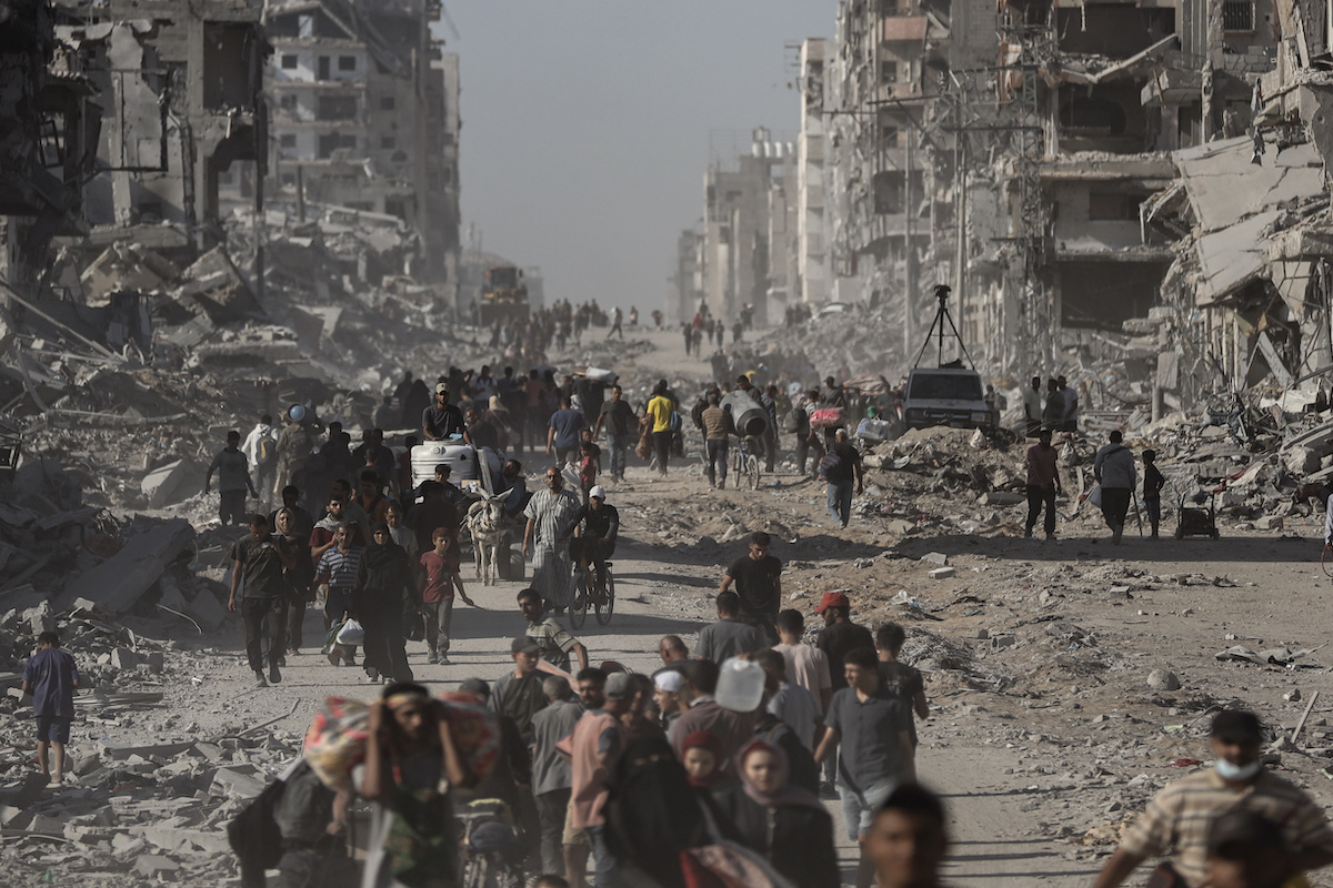 Thousands of Palestinians continue to return to Sheikh Ridwan neighborhood, from which Israeli forces have withdrawn, on the second day of the ceasefire in the Khan Yunis, Gaza on October 11, 2025. [Khames Alrefi - Anadolu Agency]