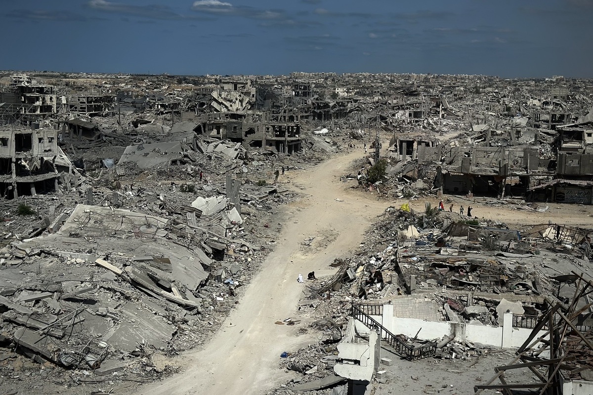An aerial view of Khan Yunis in southern Gaza as Palestinians return o the city after a ceasefire takes effect and Israeli forces begin to withdraw, only to face widespread destruction, on October 11, 2025. [Doaa Albaz - Anadolu Agency]