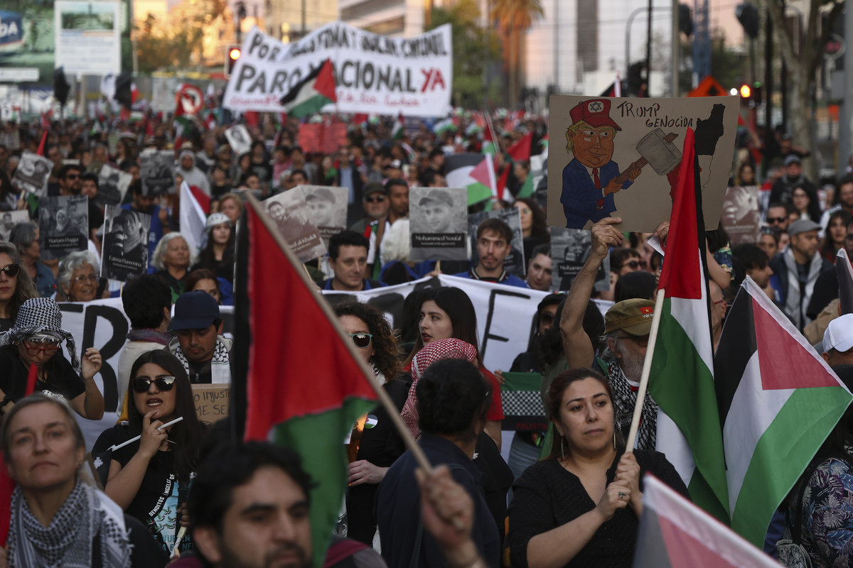 Thousands of people march in solidarity with Gaza, following the entry into force of the ceasefire between Israel and Hamas in Gaza, in Santiago, Chile, on October 11, 2025. [Lucas Aguayo Araos - Anadolu Agency]