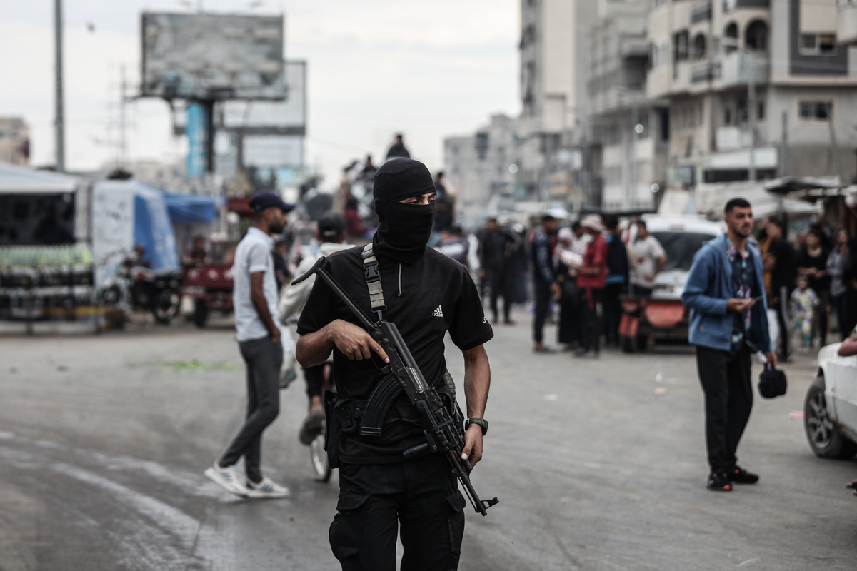 Police and security forces deploy at main intersections and begin patrols to ensure security following the implementation of the cease-fire in Deir al-Balah, Gaza, on October 12, 2025. [Moiz Salhi - Anadolu Agency]