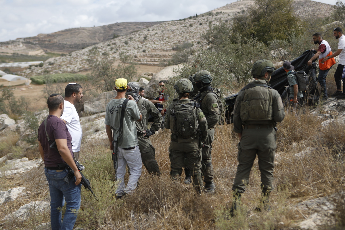 Israeli forces takes extensive security measures as Jewish settlers under Israeli military protection attack Palestinian and international activists harvesting olives in the village of Soba, south of Hebron, on October 12, 2025. [Mamoun Wazwaz - Anadolu Agency]