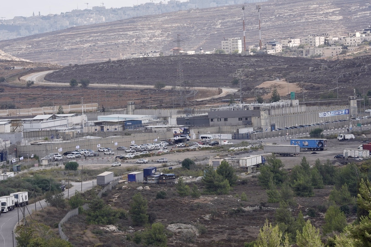 A view of the Ofer Military Prison after the transfer of Palestinian prisoners to be released in Ramallah, West Bank on October 12, 2025. [İssam Rimawi - Anadolu Agency]