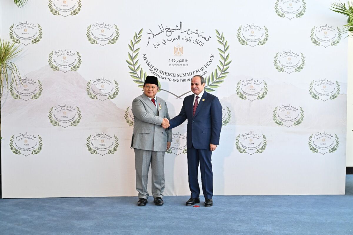 President of Indonesia Prabowo Subianto is welcomed by Egyptian President Abdel Fattah el-Sisi ahead of the Sharm El-Sheikh Peace Summit in Sharm El-Sheikh, Egypt on October 13, 2025. [Egyptian Presidency / Handout - Anadolu Agency]