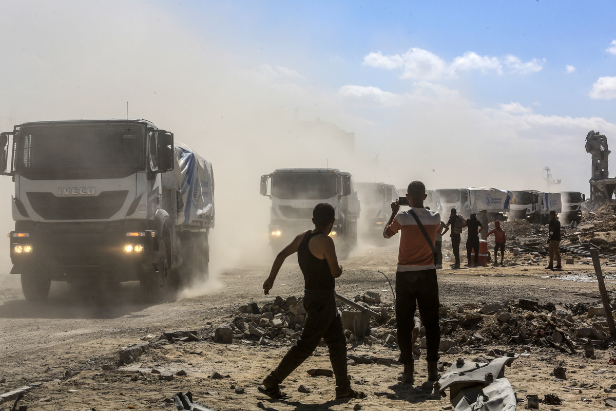 Trucks carrying food aid and fuel, accompanied by a United Nations team, passed through the Kerem Shalom border crossing and arrive in the city of Khan Yunis, Gaza on October 15, 2025. [Abed Rahim Khatib - Anadolu Agency]