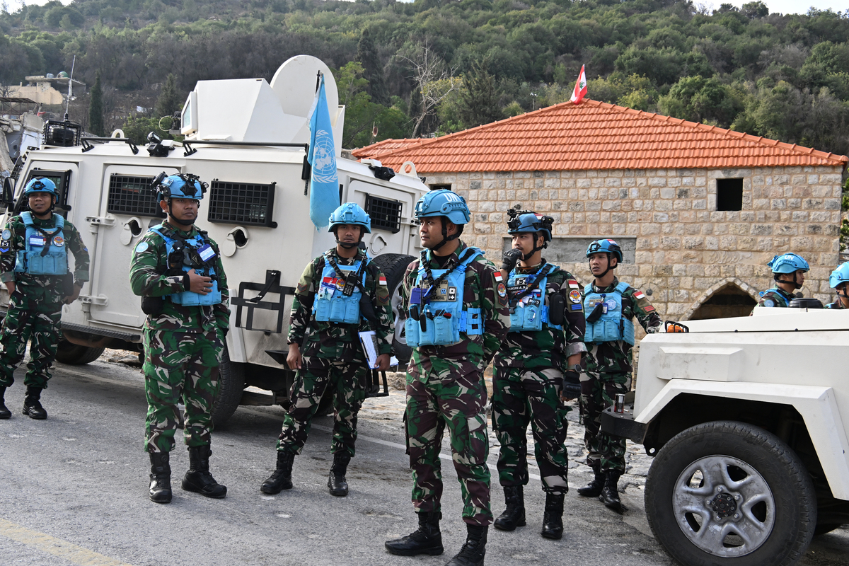 Clashes and attacks along the Israeli border in southern Lebanon prevent locals from carrying out the long-awaited olive harvest, as residents of Aadaysit in Nabatieh manage to collect olives under the protection of United Nations Interim Force In Lebanon (UNIFIL), on October 20, 2025. [Houssam Shbaro - Anadolu Agency]