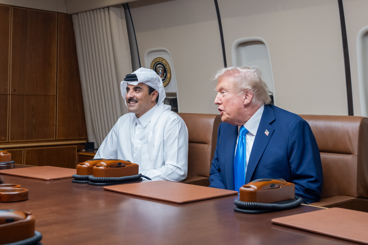 Trump meets Emir of Qatar in Doha