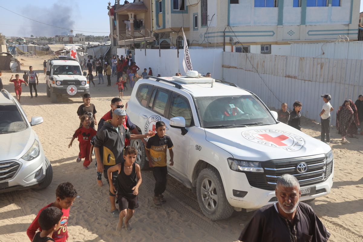 Search operations continue in the Gaza Strip to locate and recover the bodies of Israeli captives as part of the cease-fire and prisoner-hostage exchange deal between Hamas and Israel on October 26, 2025. [Abdallah F.s. Alattar - Anadolu Agency]