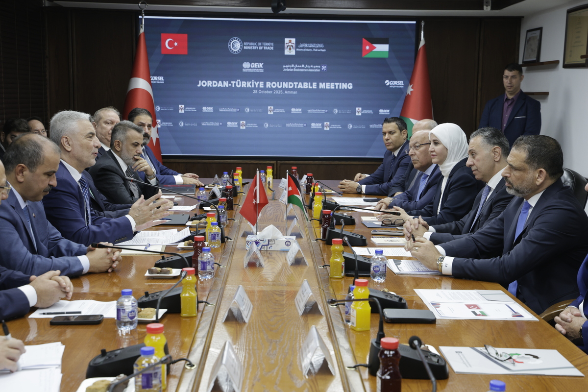 Turkish Trade Minister Omer Bolat (2nd L) and Jordanian Minister of Industry, Trade and Supply Yarub al-Qudah attend the Turkiye-Jordan Joint Economic Commission (JEC) Meeting in Amman, Jordan, on October 28, 2025. [Salah Malkawi - Anadolu Agency]