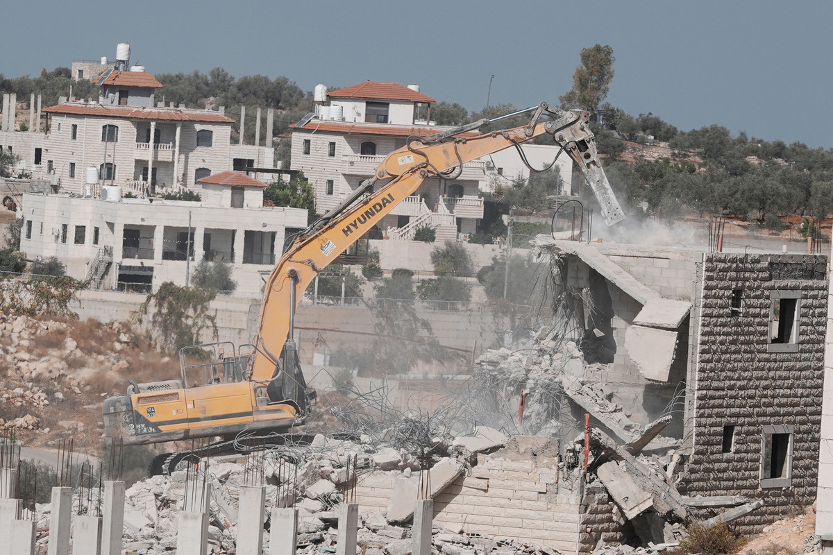 The Israeli army demolishes two Palestinian homes in the town of Shuqba, west of Ramallah in the central West Bank on October 28, 2025. [Issam Rimawi - Anadolu Agency]