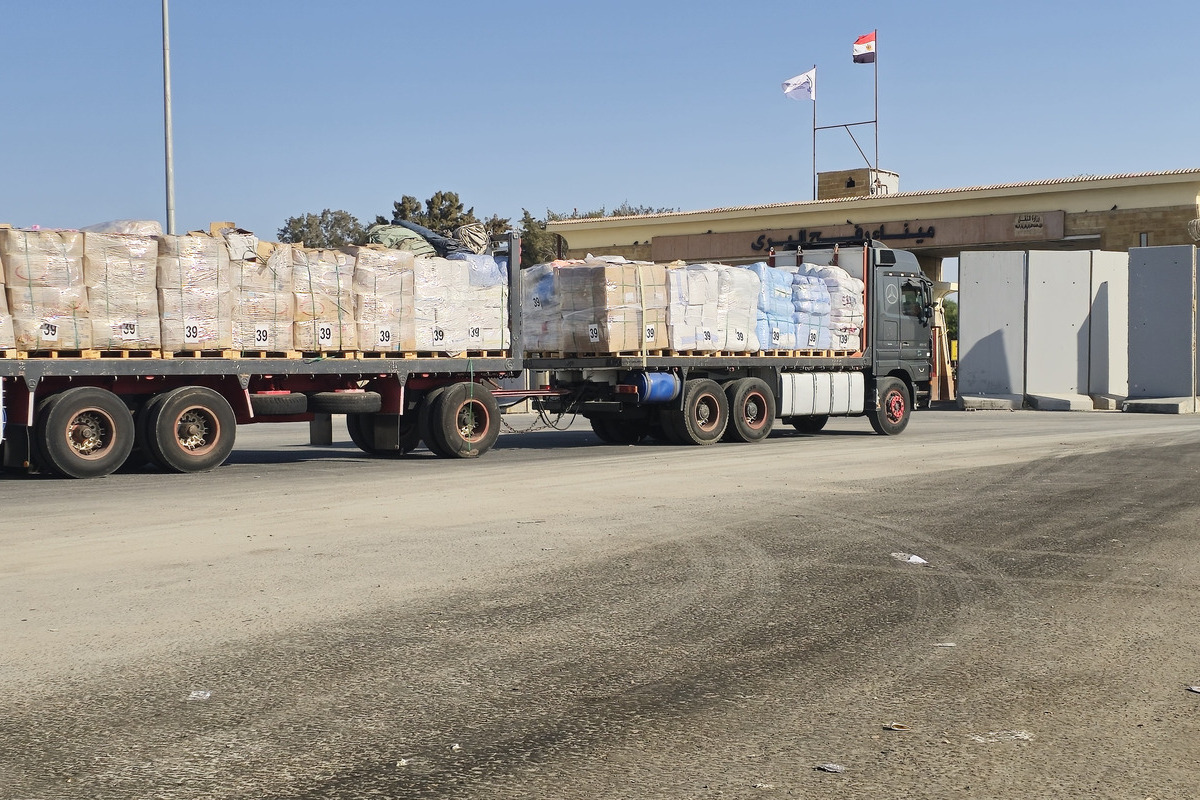 Convoy of trucks, loaded with humanitarian aid, cross into the buffer zone from Egypt's Rafah Border Crossing to reach Gaza after ceasefire agreement on October 28, 2025. [Ahmed Sayed - Anadolu Agency]