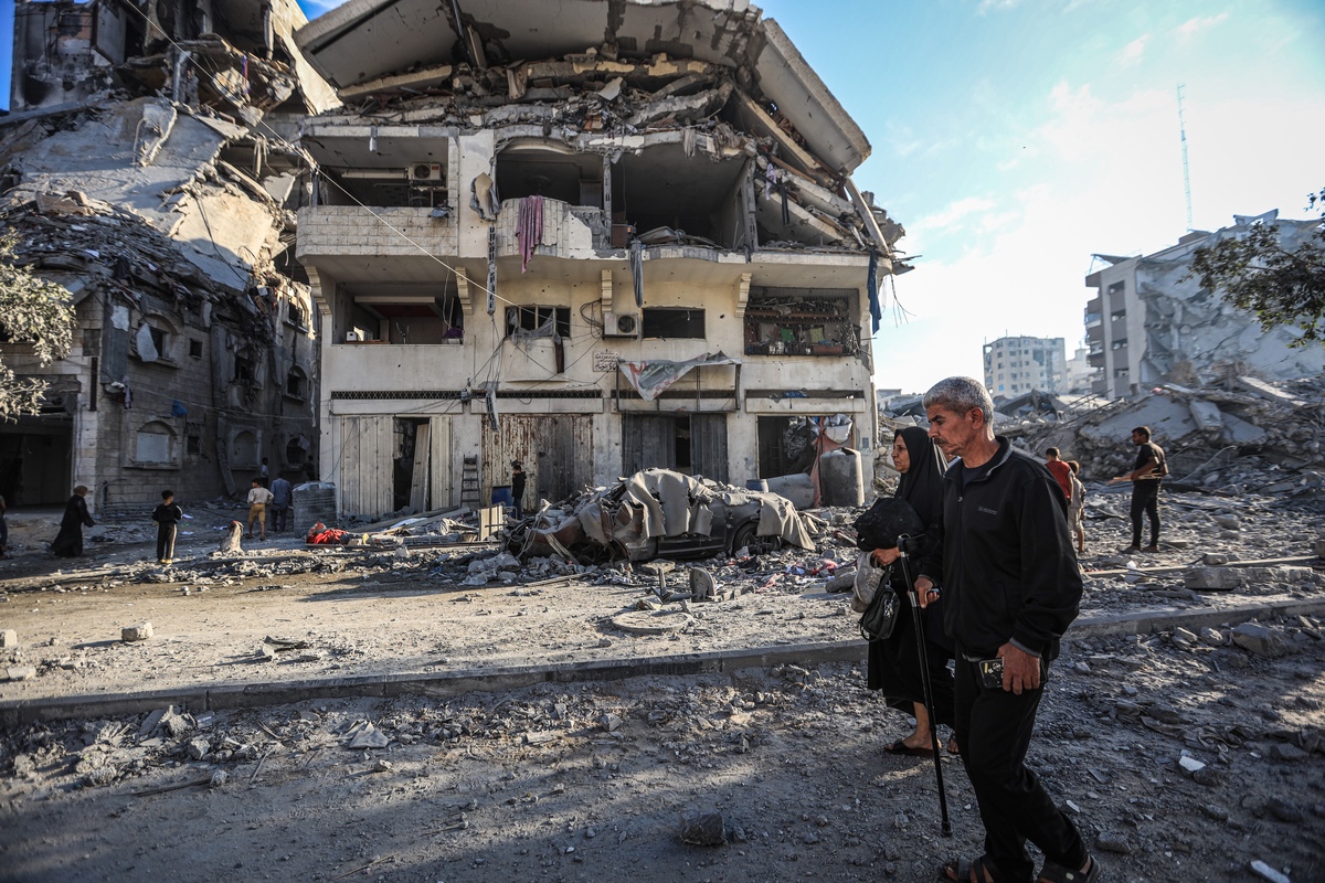 Palestinians inspect the heavily damaged buildings, some of which have been completely destroyed, and collect usable items after Israeli attack on central Gaza, violating the ceasefire, in Gaza City, Gaza on October 29, 2025. [Hamza Z. H. Qraiqea - Anadolu Agency]
