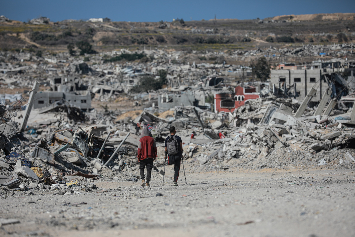 After the ceasefire and the withdrawal of the Israeli army, Palestinian families who returned to the city of Beit Lahia carry on with their lives with limited means among the buildings reduced to rubble by Israeli attacks in Gaza on October 28, 2025. [Abdalhkem Abu Riash - Anadolu Agency]