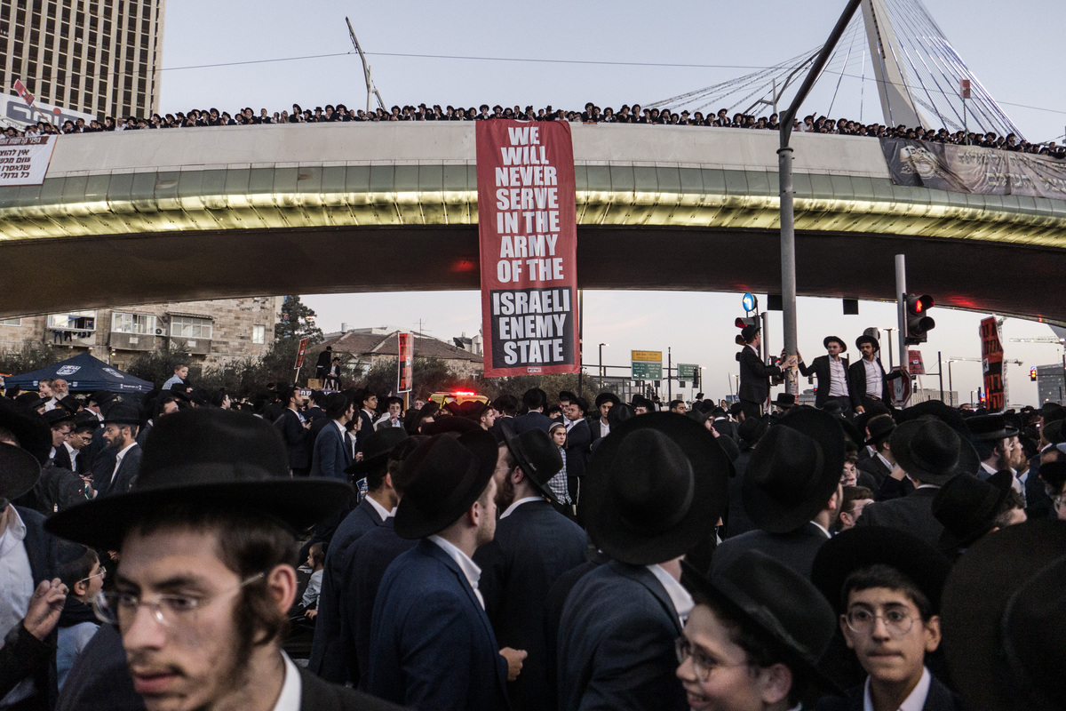 Hundreds of thousands of ultra-Orthodox Jews protest in West Jerusalem against military draft