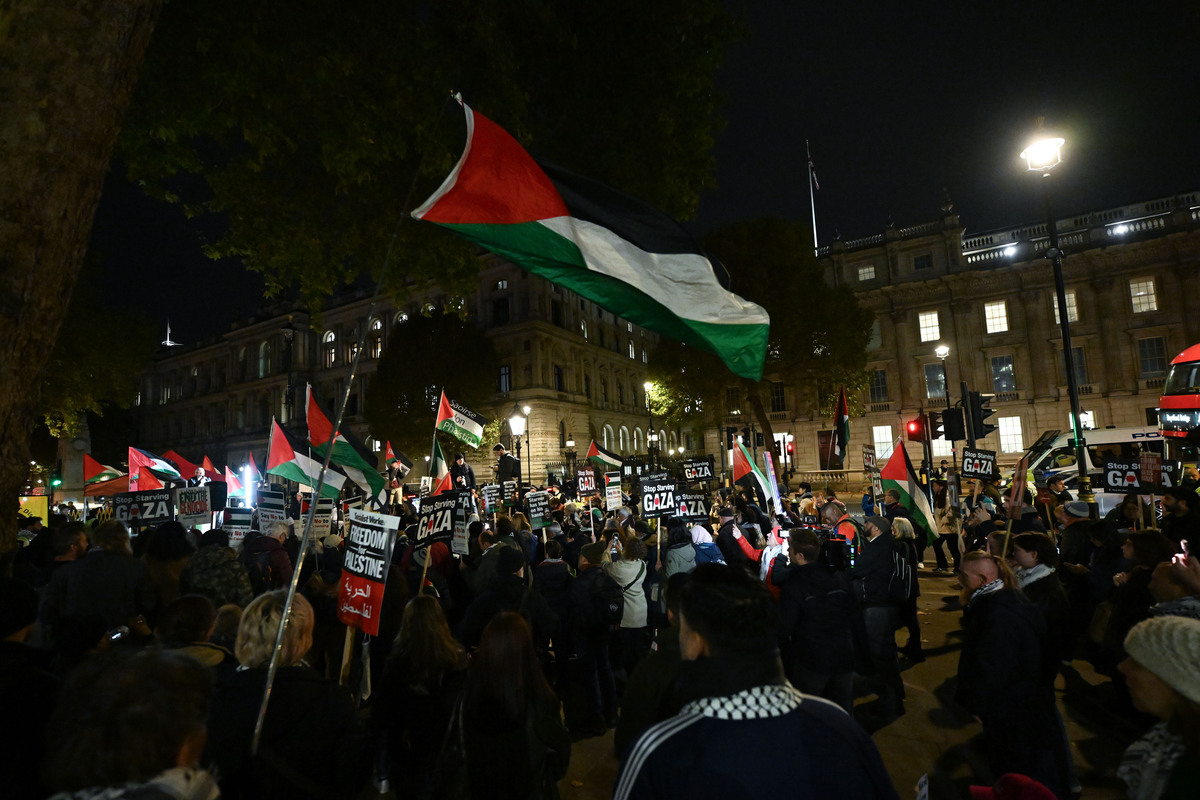 Protesters in London, United Kingdom denounce Israel's continued attacks on Gaza in violation of the ceasefire, on October 30, 2025. [Raşid Necati Aslım - Anadolu Agency]