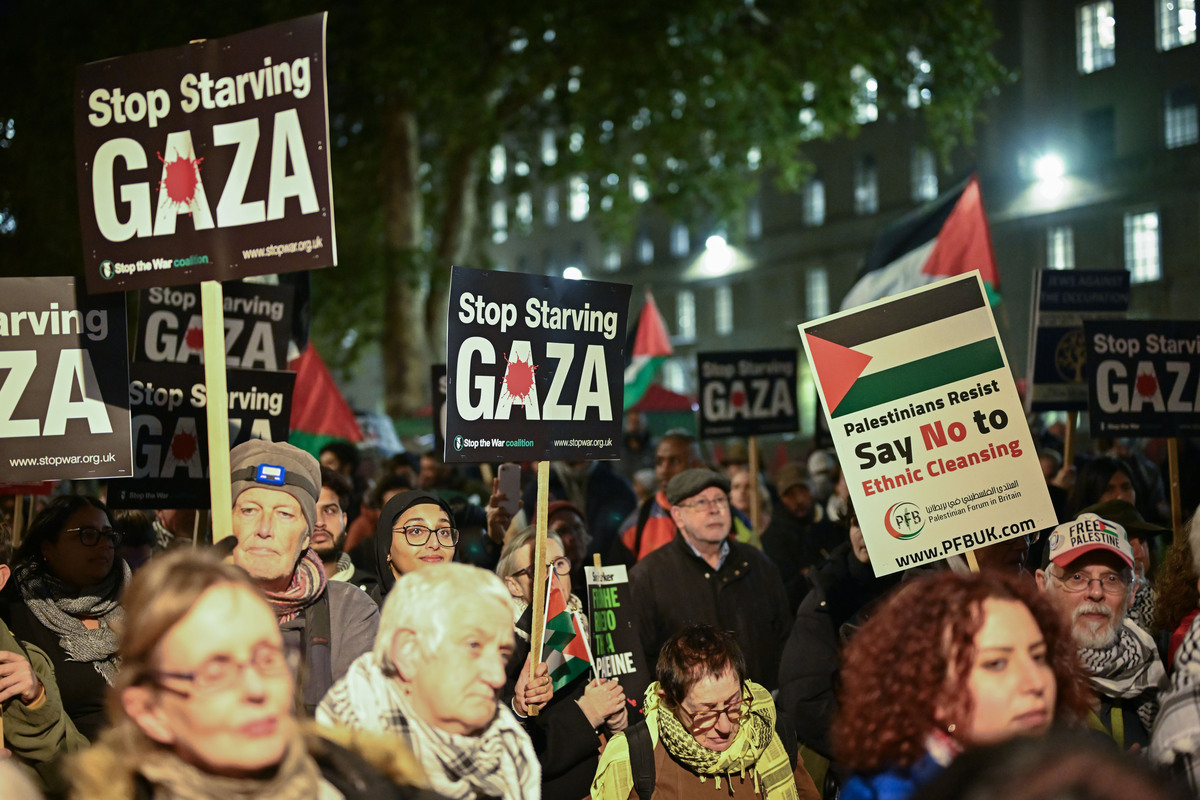 Protesters rally in London against Israeli violations of ceasefire deal