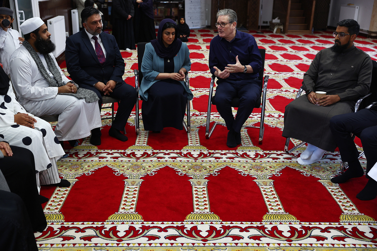 Britain's Prime Minister Keir Starmer (2R) and Britain's Home Secretary Shabana Mahmood (C) react during a visit to Peacehaven Mosque near Brighton in southern England, on October 23, 2025. [Photo by PETER NICHOLLS/POOL/AFP via Getty Images]