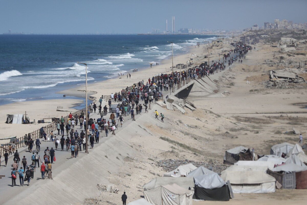 Road to the Gaza City is now open and thousands of displaced people seen returning to their homes [Mohammed Asad/Middle East Monitor]