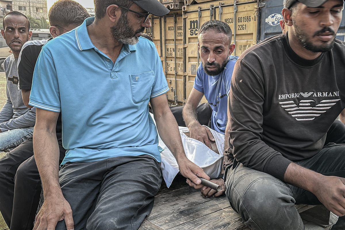 Relatives of Palestinian Ali Hasan al-Hashash, who lost his life as a result of fire opened by the Israeli army, mourn at Al Awde Hospital on November 05, 2025 in Gaza City, Gaza. [Fadel A. A. Almaghari - Anadolu Agency]